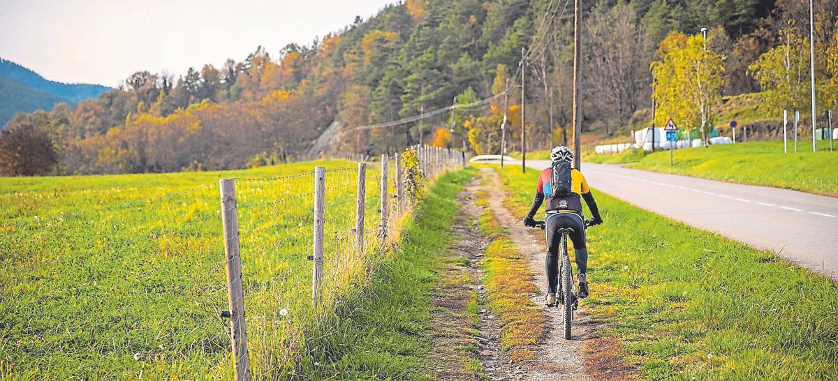 Un ciclista pedala per una de les rutes que proposa la comarca del Ripollès...