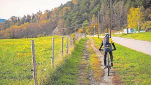 Un ciclista pedala per una de les rutes que proposa la comarca del Ripollès...