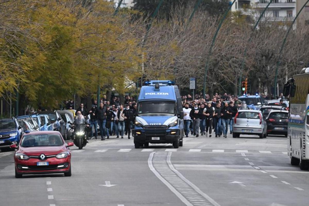 Las imágenes más impactantes de la brutal batalla campal en el centro de Nápoles