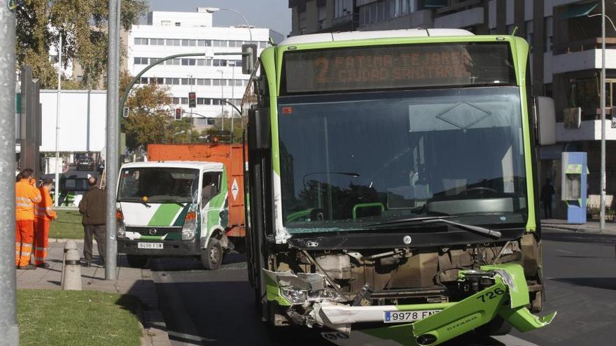 Sin heridos en un choque entre una camioneta de Sadeco y un bus