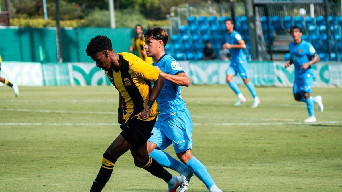 Pablo Torre presiona a un jugador del Al Ittihad.