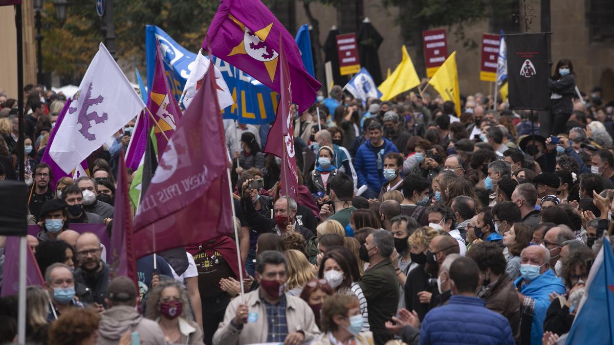 Los partidarios de la cooficialidad del asturiano se manifiestan en Oviedo