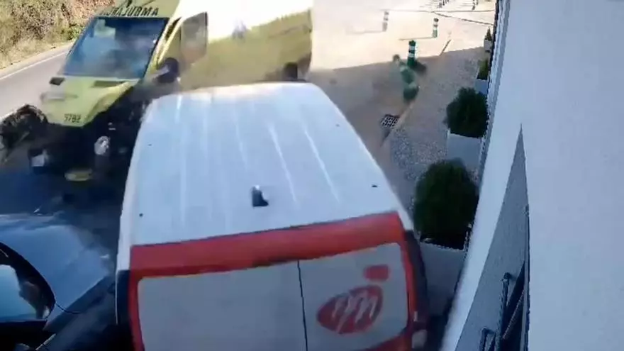 Aparatoso accidente entre una ambulancia y un turismo en Llambilles