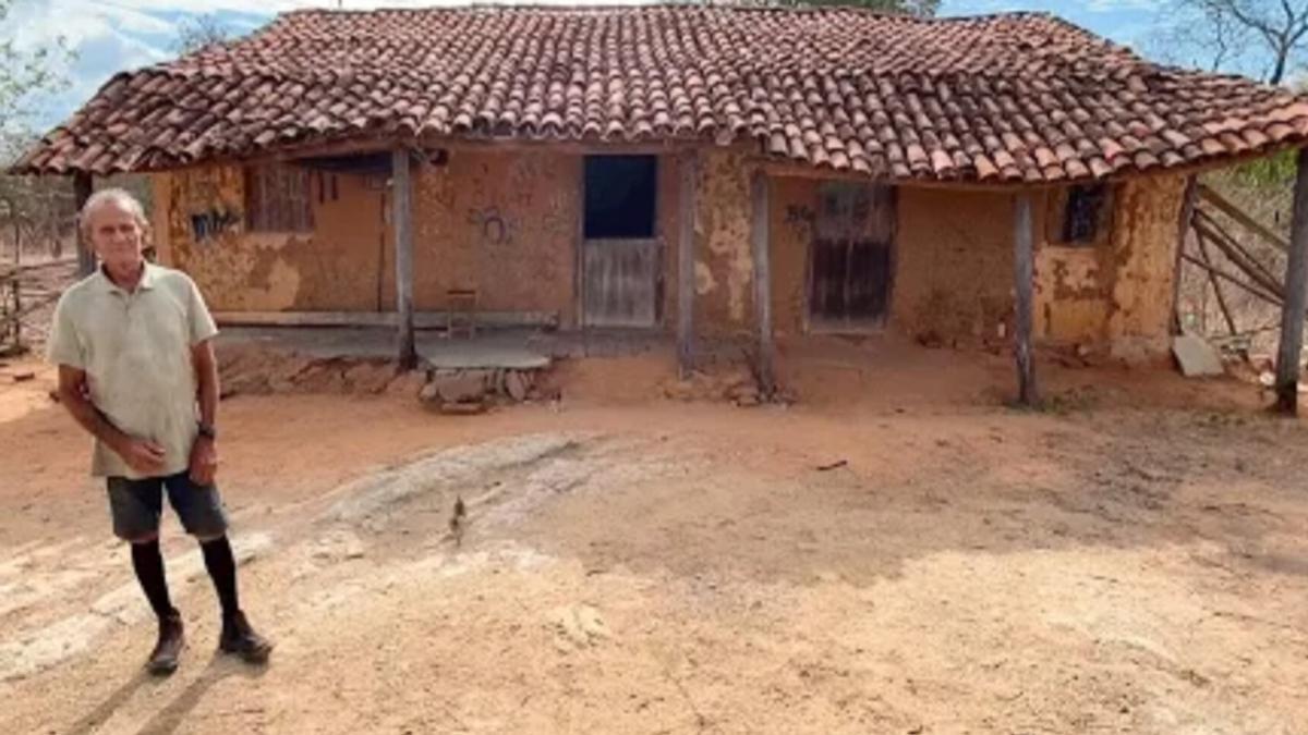 Francisco Matías, en su casa de adobe.