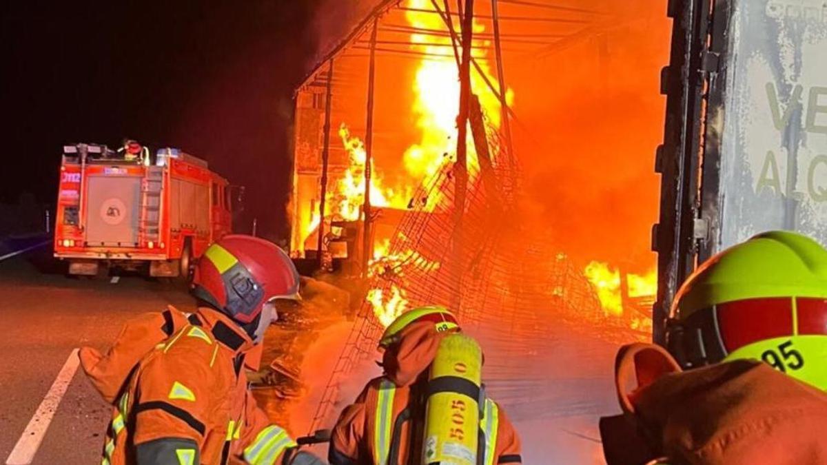 Los bomberos trabajan en la extinción del incendio, anoche.