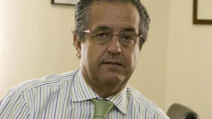 Antonio Alarcó, en el despacho que ocupaba en la Fundación de la Salud. iLP