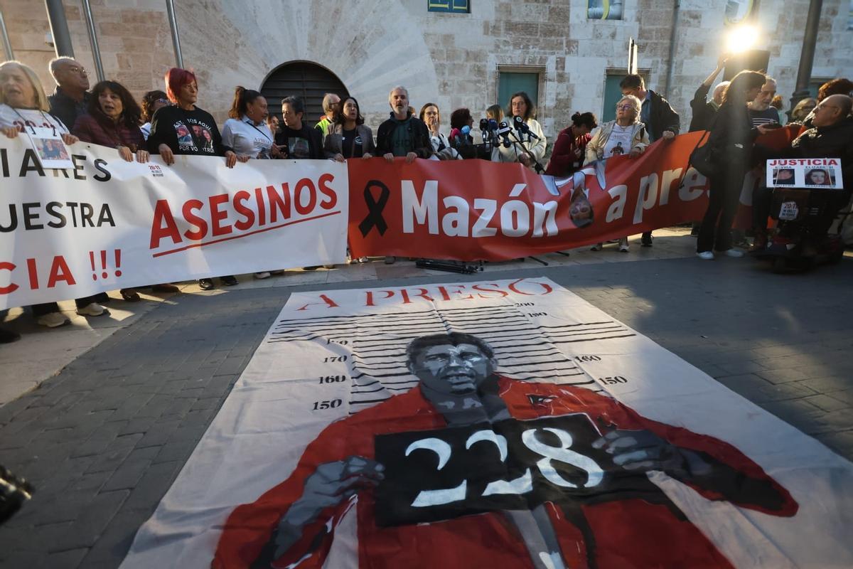 Decenas de valencianos se concentran frente a las Corts para pedir el enjuiciamiento de Mazón por su gestión de la dana