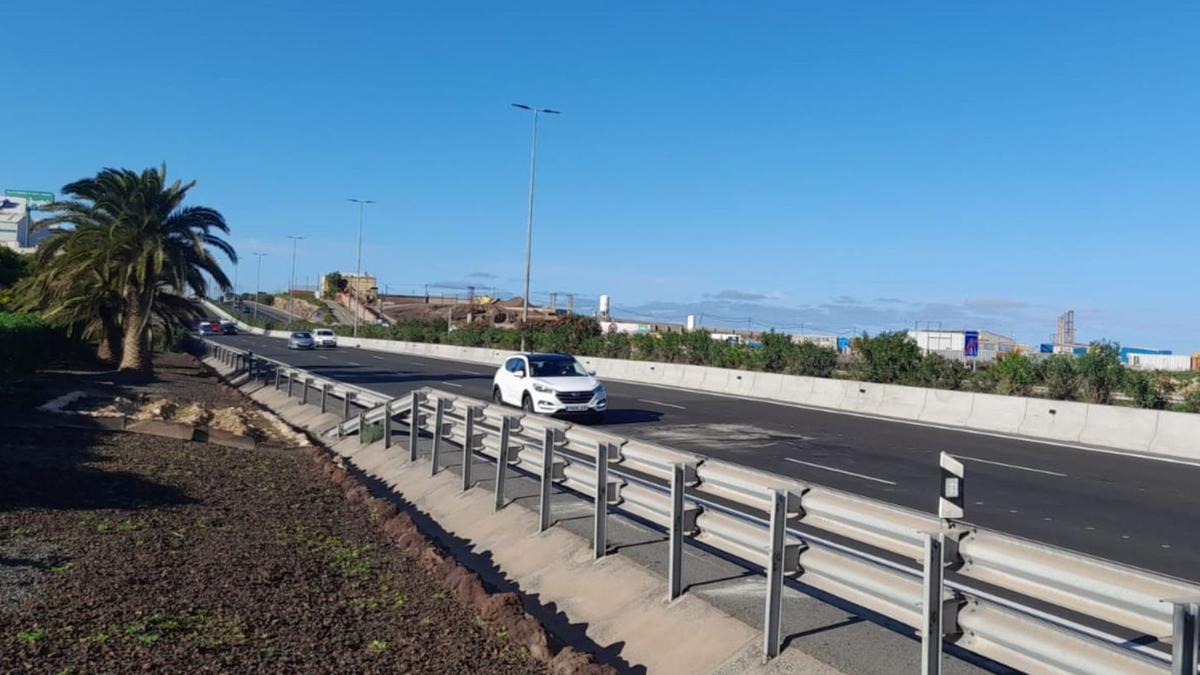 La colisión frontal entre los dos coches fue en el carril central de la autovía GC-1, justo delante del vehículo de color blanco, donde está la mancha en la calzada, cerca de la urbanización industrial de El Goro, ayer. | | M. Á. M.