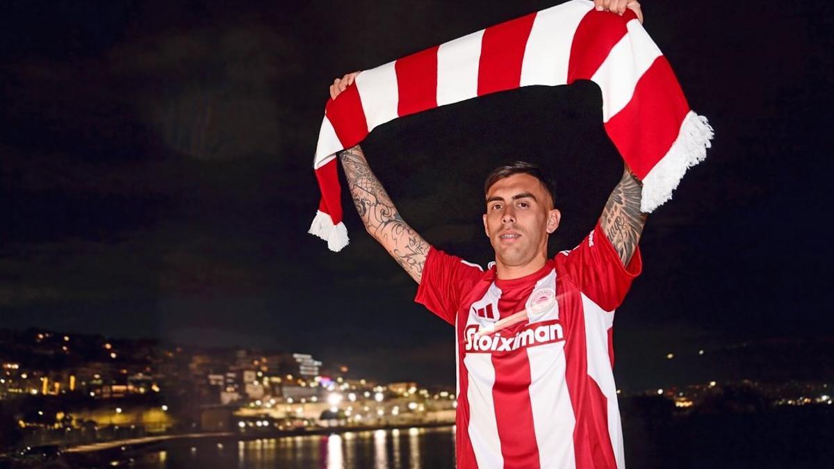 Jefté Betancor posa con los colores del Olympiacos.