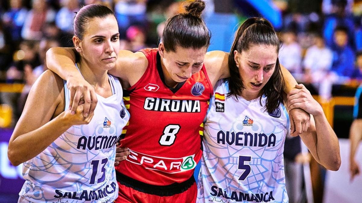 Andrea Vilaró i Maite Cazorla ajuden a María Araújo a sortir de la pista després de la lesió.