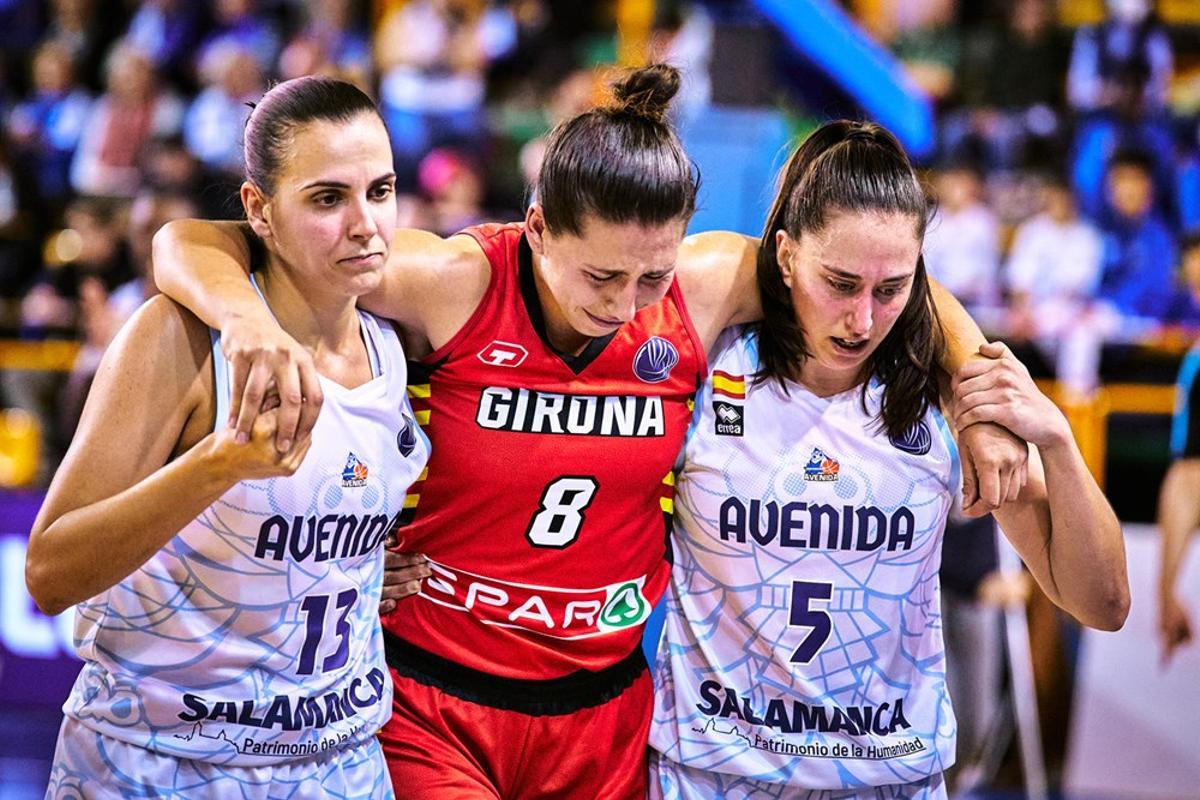 Andrea Vilaró i Maite Cazorla ajuden a María Araújo a sortir de la pista després de la lesió.