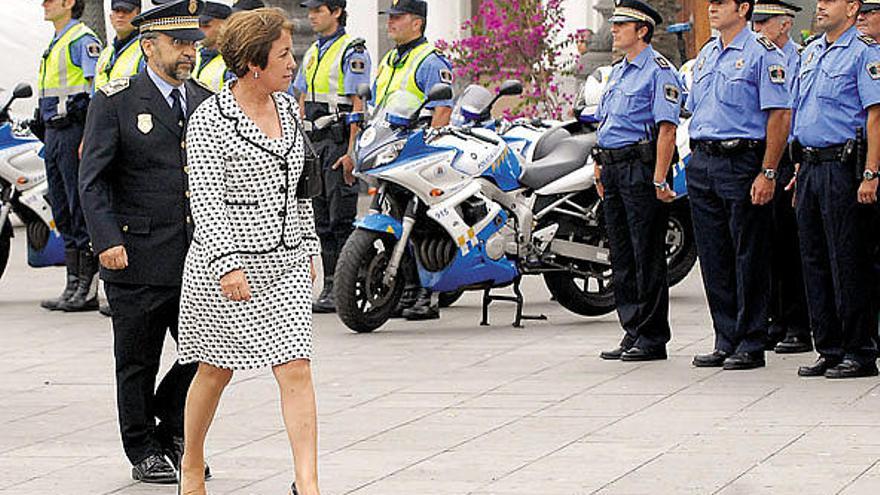 La primera teniente de alcalde, Teresa Morales, en un pase de revista a la policía. Tras ella el comisario Hernández.