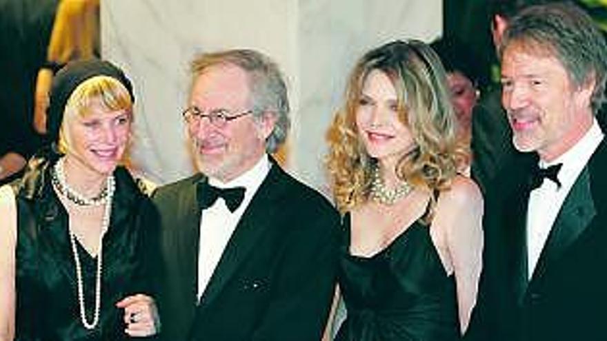 Steven Spielberg y Michelle Pfeiffer, con sus parejas, Kate Capshaw y David Kelley.