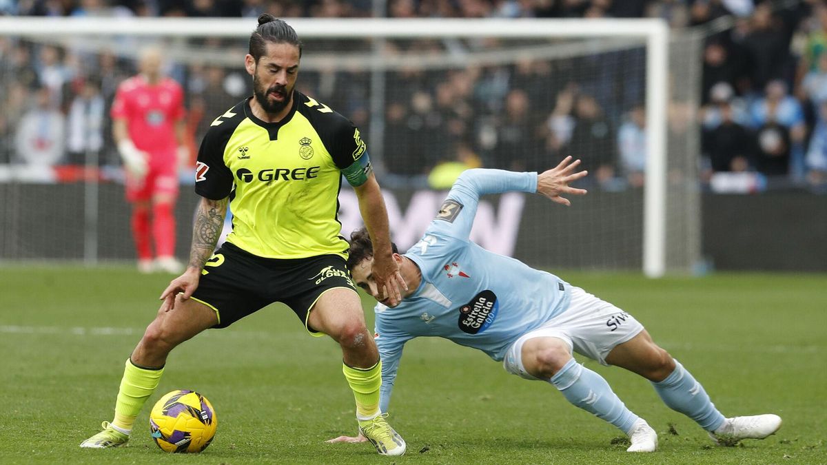 Pablo Durán pugna por un balón con Isco durante el partido de Liga entre Celta y Betis en Balaídos.