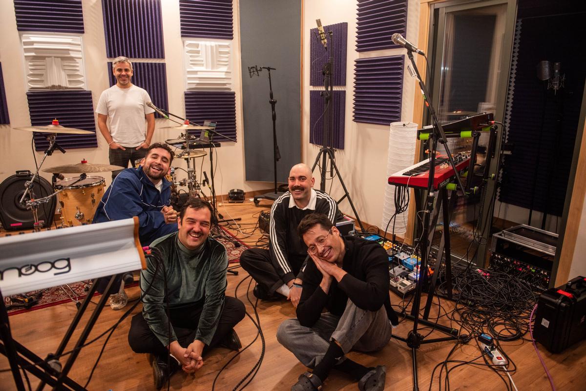The Rapants e o produtor de son Iago Blanco en Drum&amp;Roll Studios, en A Coruña