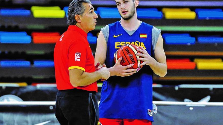 Sergi García conversa con Sergio Scariolo en un entrenamiento.