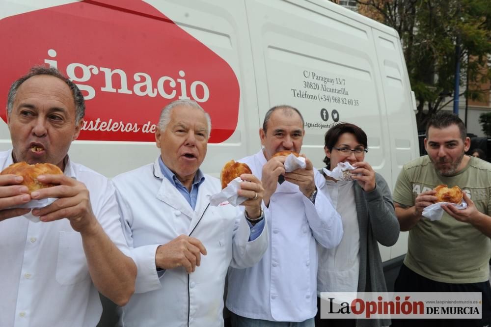 Reparto de pasteles de carne en el Cuartel de Arti