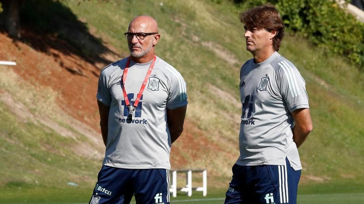 Luis de la Fuente y Julen Guerrero observan un entrenamiento de la selección sub-21 española.