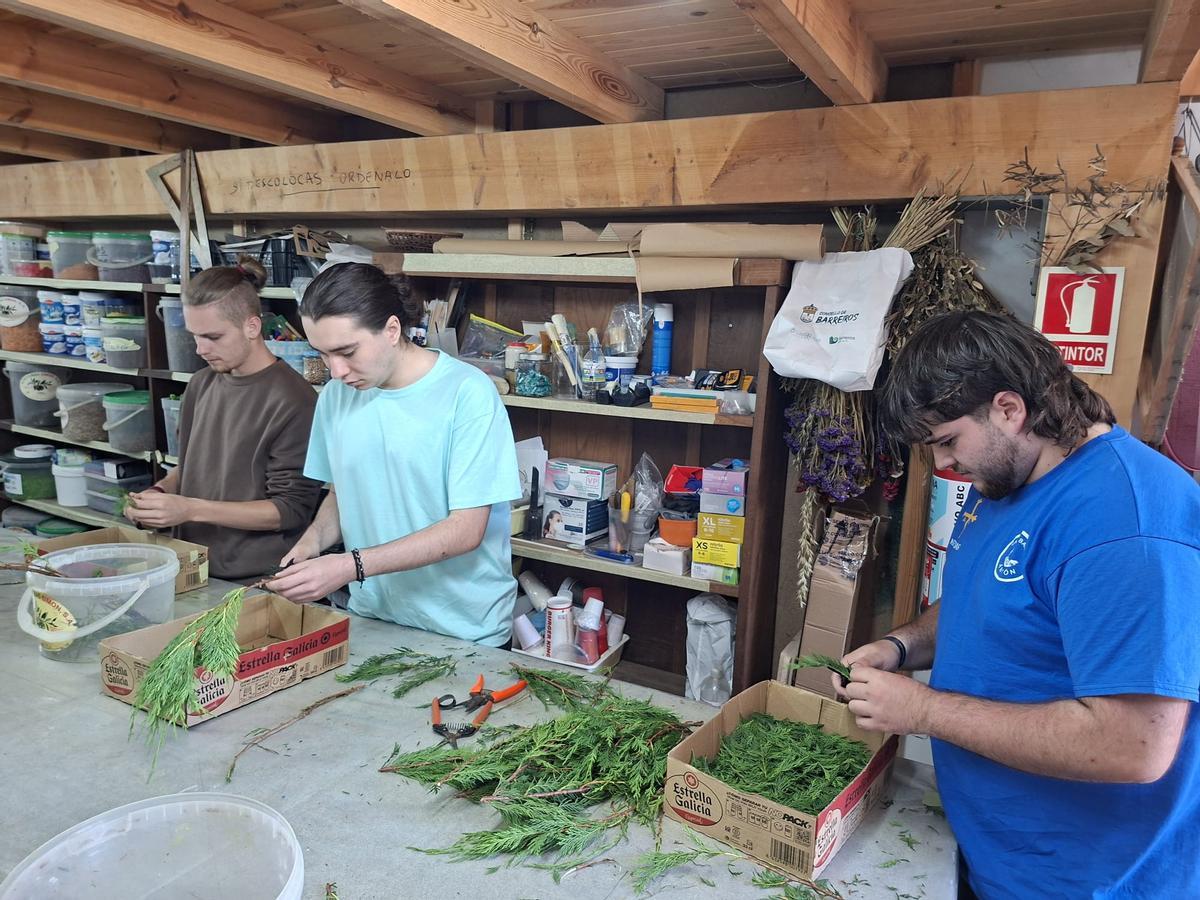 En imágenes: Los artistas florales de Castropol encaran la recta final para el Corpus Christi