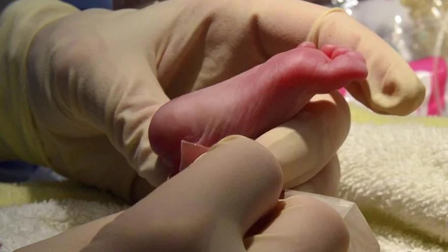 El programa pasa a incluir un total de 21 enfermedades congénitas detectables mediante la prueba del talón.