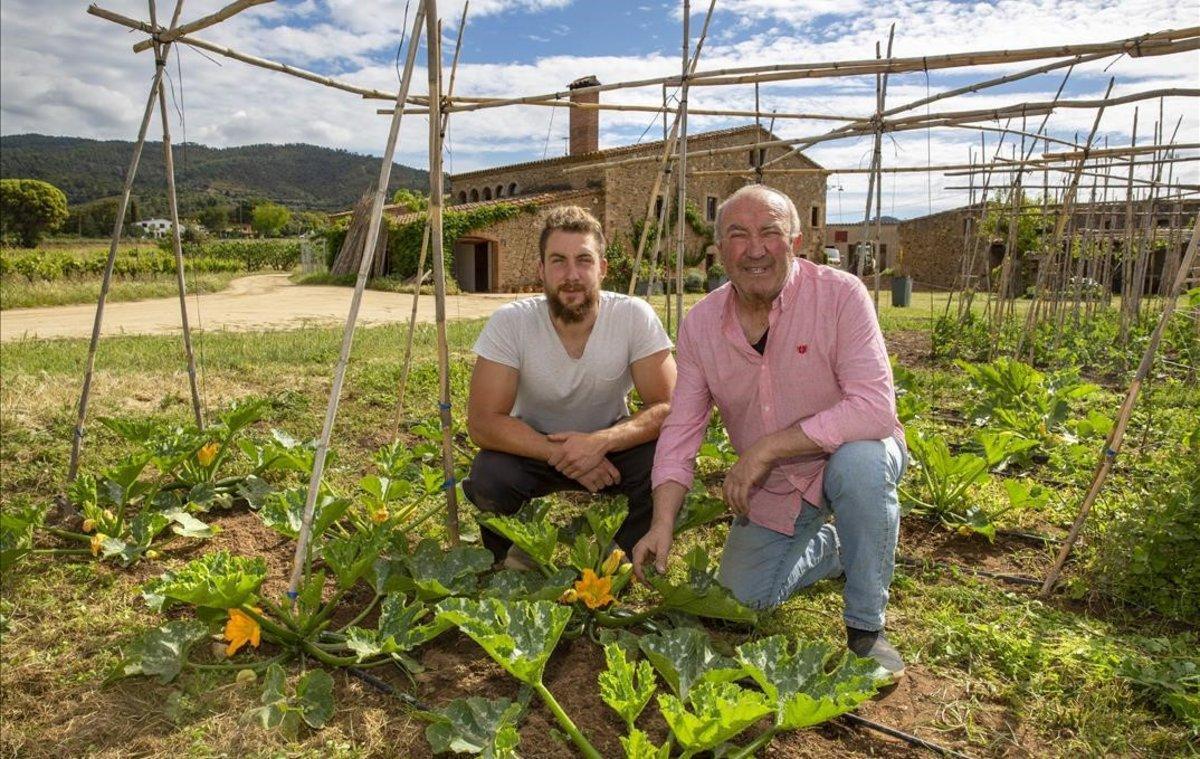 Manel Comas con su hijo Martí en la huerta del Mas Ponsjoan, en Calonge.