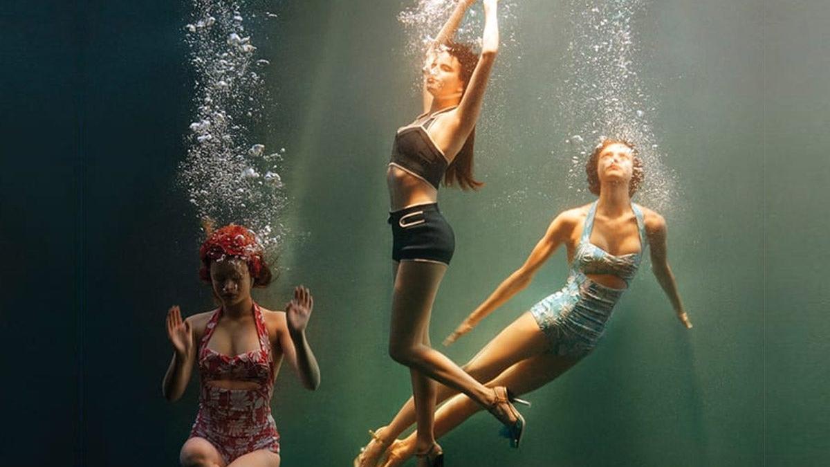 Chicas en la piscina en la campaña de verano 2017 de Miu Miu