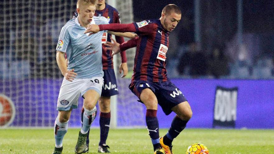 Radosevic protege el balón ante el acoso del danés Daniel Wass.