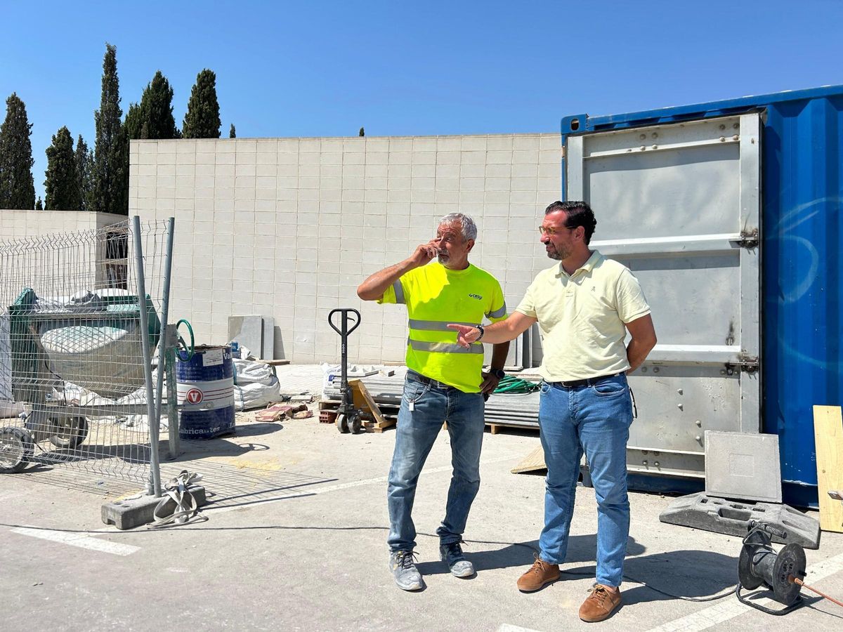 El concejal José Claudio Guilabert, en el Cementerio Nuevo, con el material de obras al fondo.