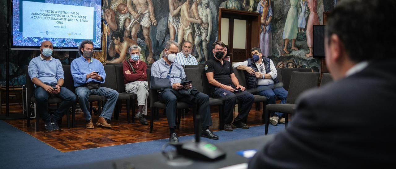 Vecinos de la zona comprendida entre Vuelta de los Pájaros y el Mirador de Vistabella, en la reunión con el Cabildo.