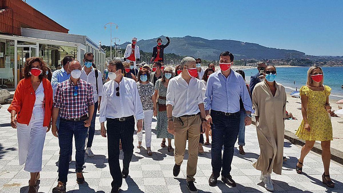 Leticia Gallego, David Regades, Abel Caballero, Fernando Grande-Marlaska, Carmela Silva y Noelia Otero, ayer, durante su paseo por Samil acompañados por miembros y simpiatizantes del PSdG.