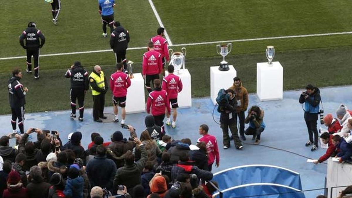 El Real ha salido al campo de entrenamiento con los títulos conseguidos expuestos a pie de césped