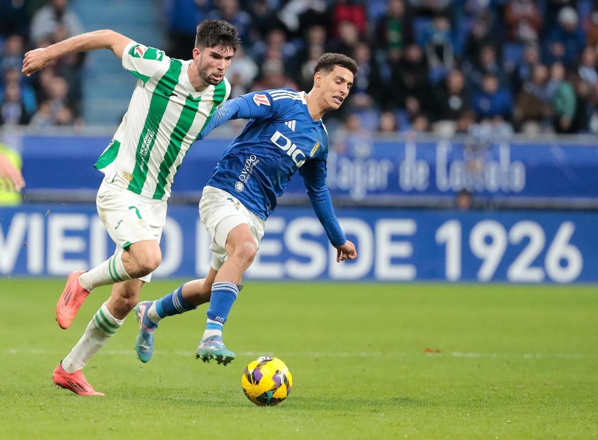 Théo Zidane conduce el esférico durante el Oviedo-Córdoba CF en el Tartiere.