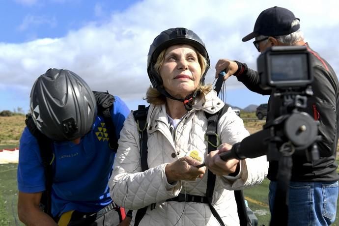 10-05-19 LAS PALMAS DE GRAN CANARIA. ZONA DE SALTOS PARAPENTE DE LOS GILES. LAS PALMAS DE GRAN CANARIA. Nardy Barrios en parapente.  Nardy Barrios se tira en parapente desde Los Giles junto a una persona que ganó un concurso. Fotos: Juan Castro  | 10/05/2019 | Fotógrafo: Juan Carlos Castro