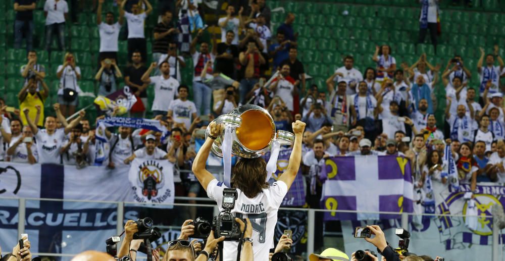 Los jugadores del Real Madrid celebran el título