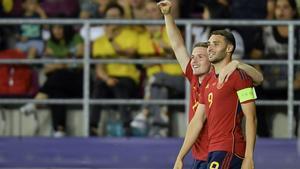 Serrgio Gómez celebra con Abel Ruiz el gol de España ante Croacia