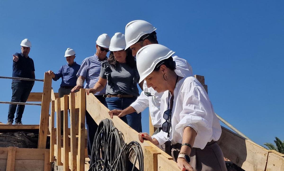 Isabel de Esteban, en primer plano, durante la visita a unos trabajos  de restauración.