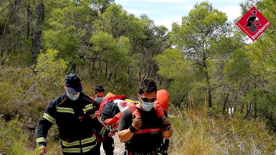 Bomberos rescatando al senderista en Crevillent