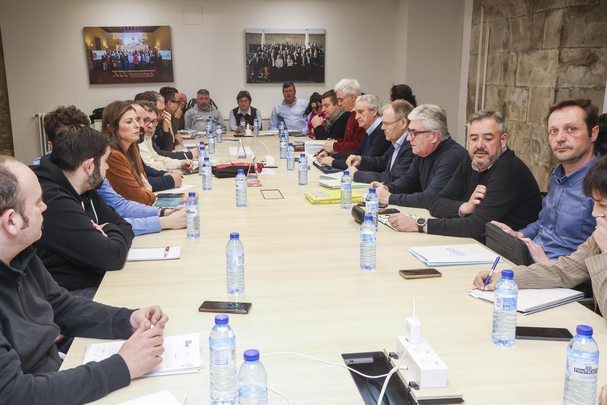 Participantes en la última reunión de la mesa negociadora este jueves en Santiago.