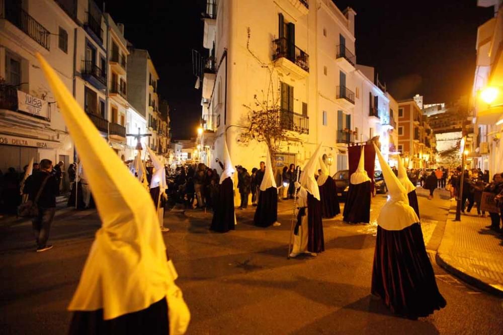 La cofradía de nuestra señora de la piedad de Sant Elm condujo la procesión del Santísimo Cristo de la Sangre