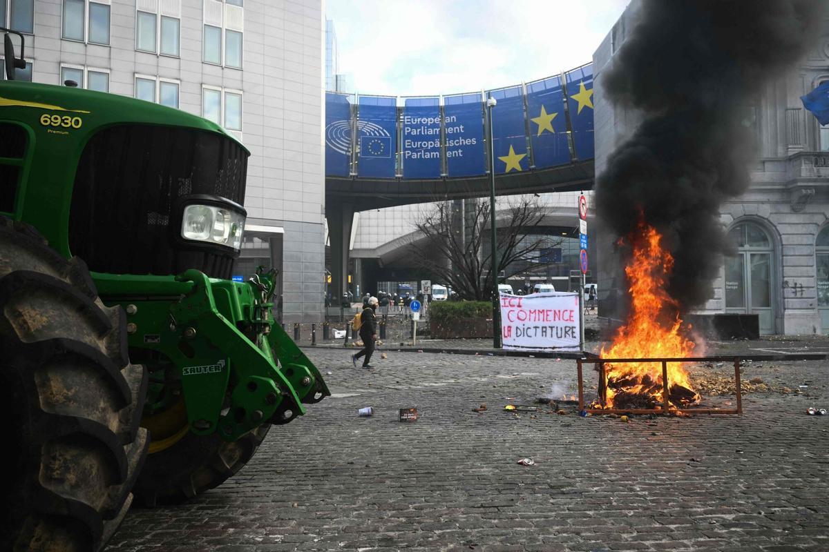 Un tractor junto a una hoguera frente al Parlamento Europeo, en la Place du Luxembourg, simboliza la intensidad de la protesta convocada por Copa-Cogeca.