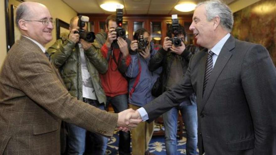 José María Barja y Manuel Vázquez, ayer, en el Rectorado de A Coruña. / carlos pardellas