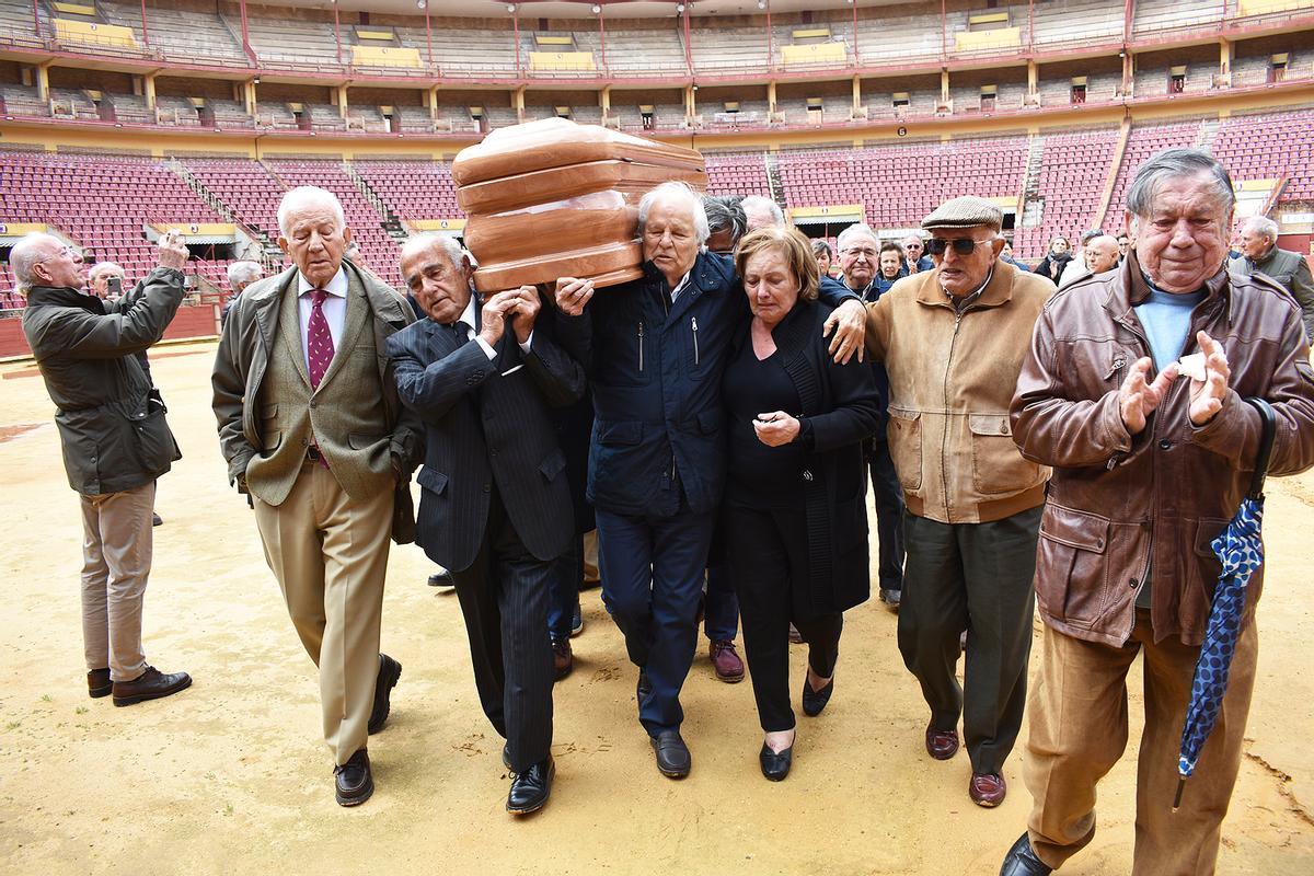 Última vuelta al ruedo del féretro, a hombros por matadores de toros cordobeses.