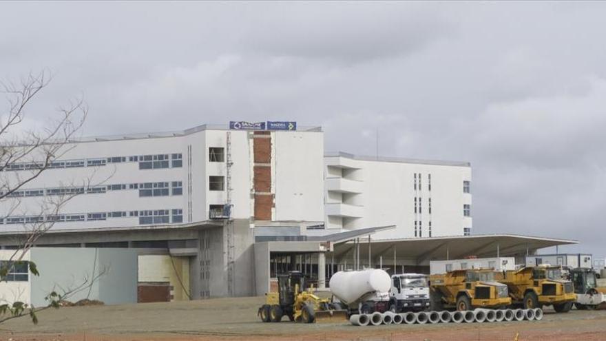 El equipamiento del hospital de Cáceres se hará por un contrato de uso