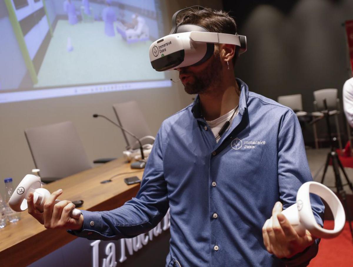 Jesús Atorrasagasti  y Gabriel Cerra ofrecen  una demostración  con gafas de realidad  virtual. | Luisma Murias