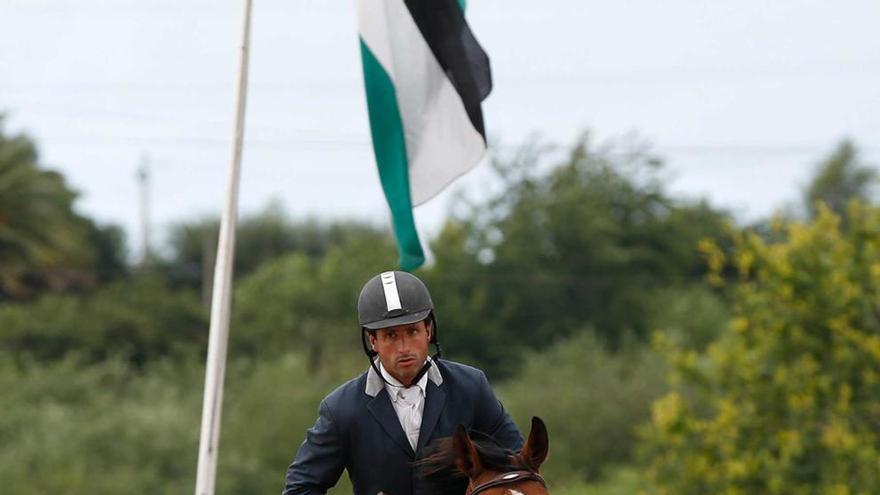 Iván Serrano, sobre uno de sus caballos ayer en la competición.