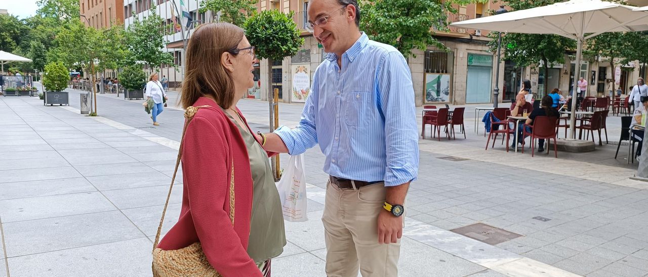 Rafa Mateos, con el reloj amarillo que ha sido su talismán, departe con una vecina en San Pedro de Alcántara.