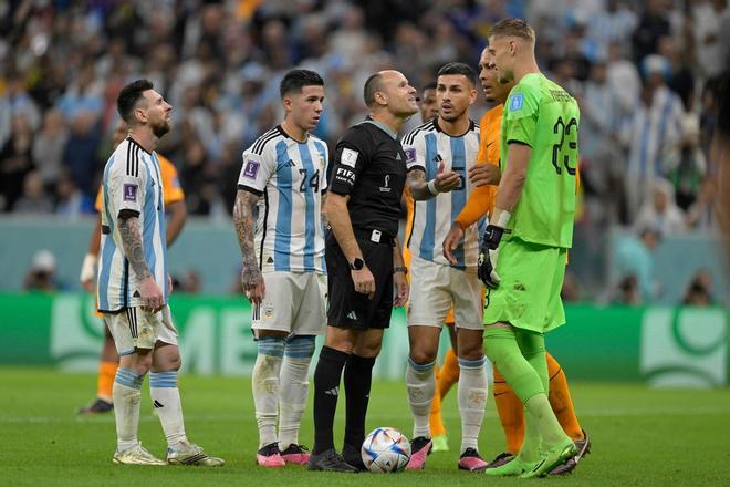 Así fue el show de Mateu Lahoz: amarillas por doquier y charlas interminables