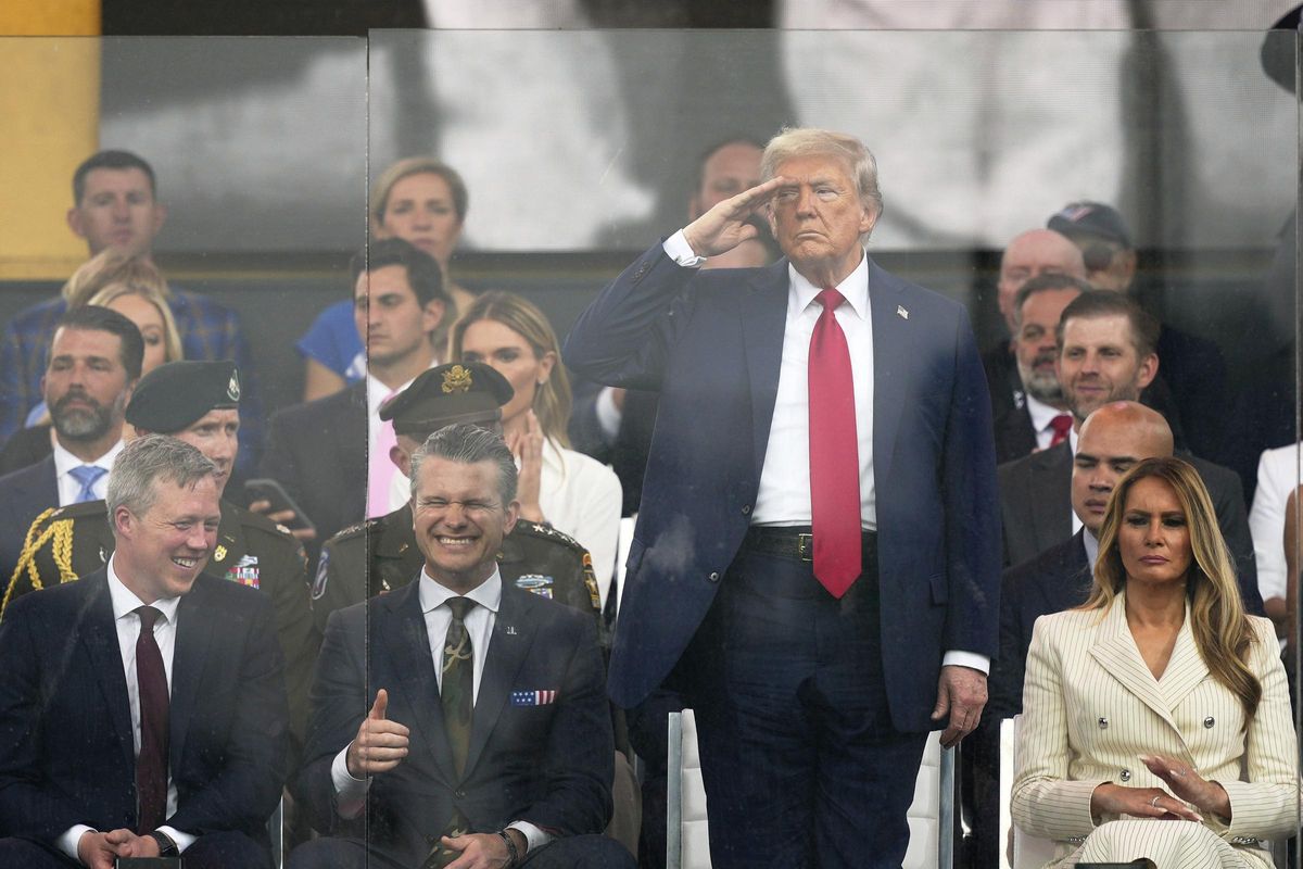El presidente estadounidense Donald Trump saluda durante el desfile militar del domingo, que coincidía con su 79 aniversario.
