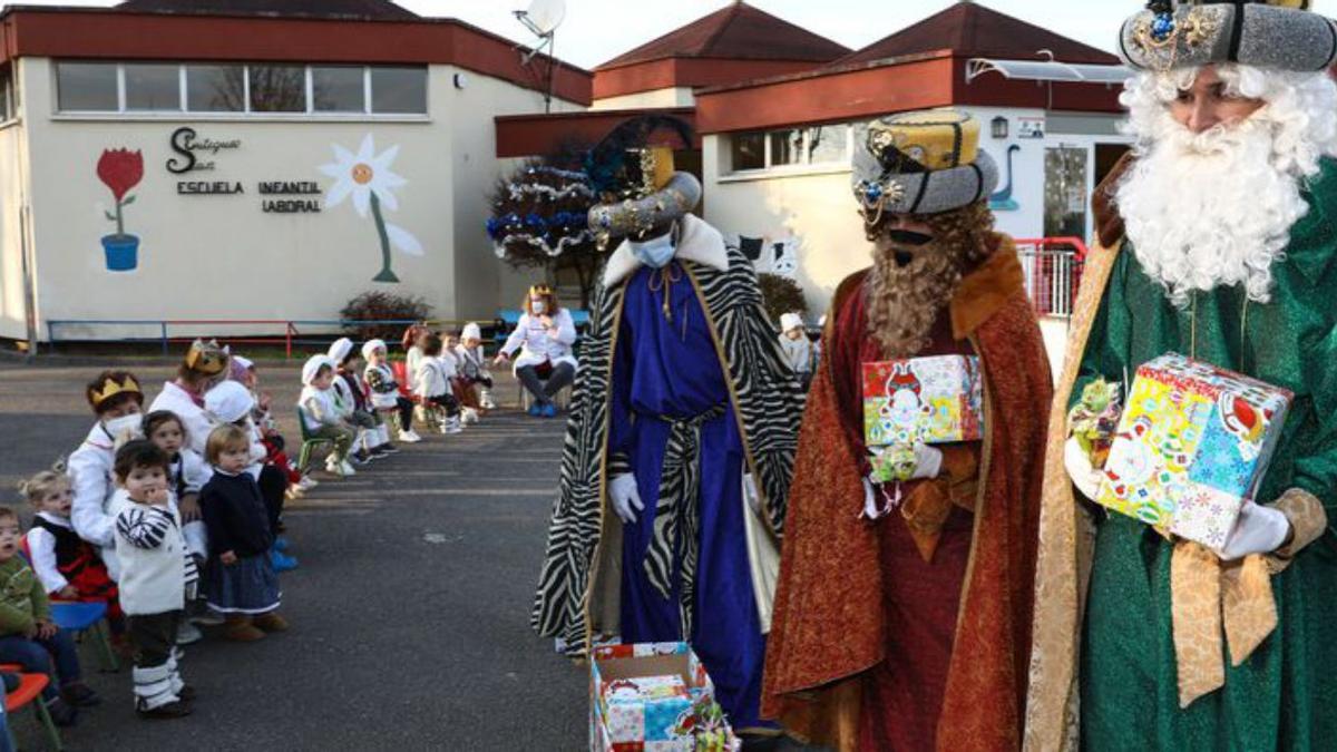 Los Reyes Magos con los niños del San Eutiquio. | Juan Plaza