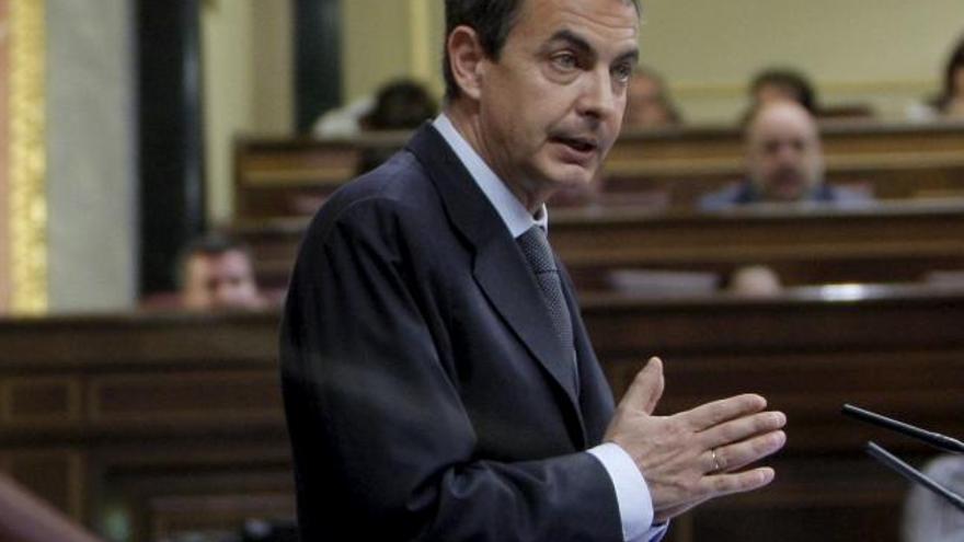 El presidente del Gobierno, José Luis Rodríguez Zapatero, durante su intervención en el primer debate sobre el estado de la nación de la legislatura -cuyo eje principal es la actual situación económica-, que se celebra en el Congreso de los Diputados.